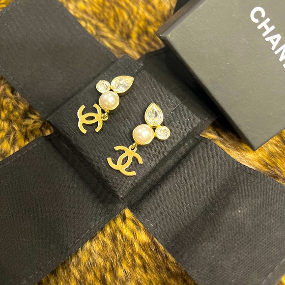 Authentic CHANEL CRYSTAL AND PEARL CC DANGLE EARRINGS - Picture 6 of 8